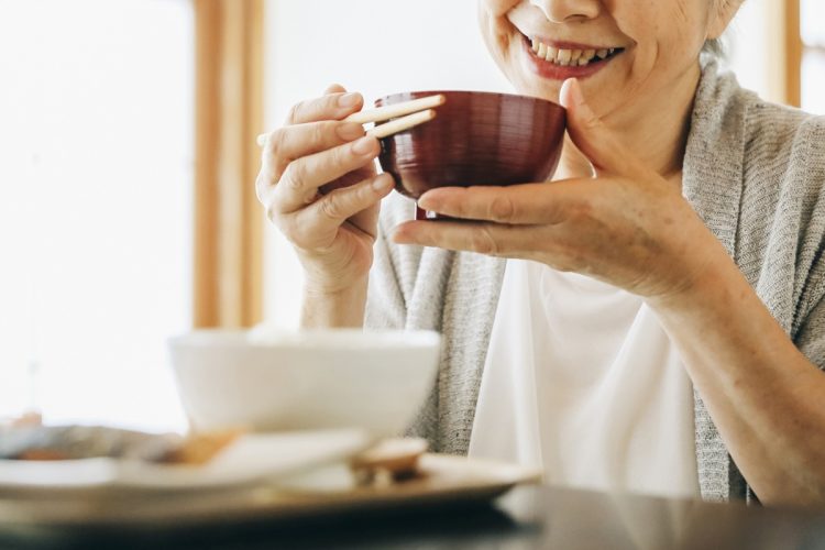 無理に自炊しようと頑張りすぎなくてもいい（写真：イメージマート）