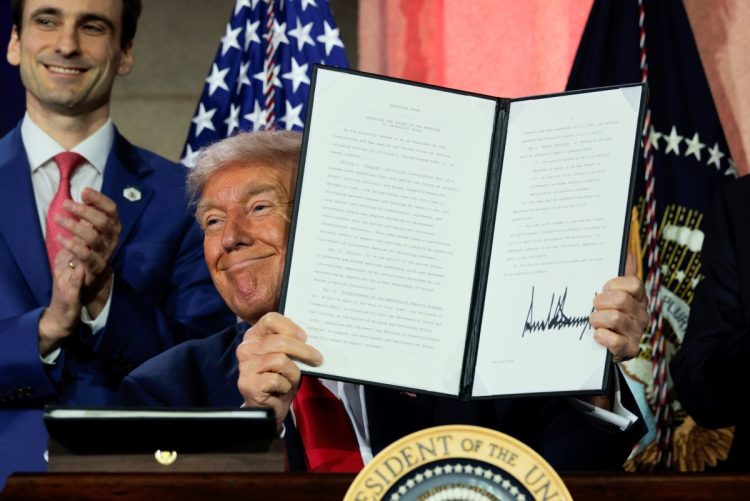 AI行動計画に関する大統領令に署名したトランプ大統領（Getty Images）