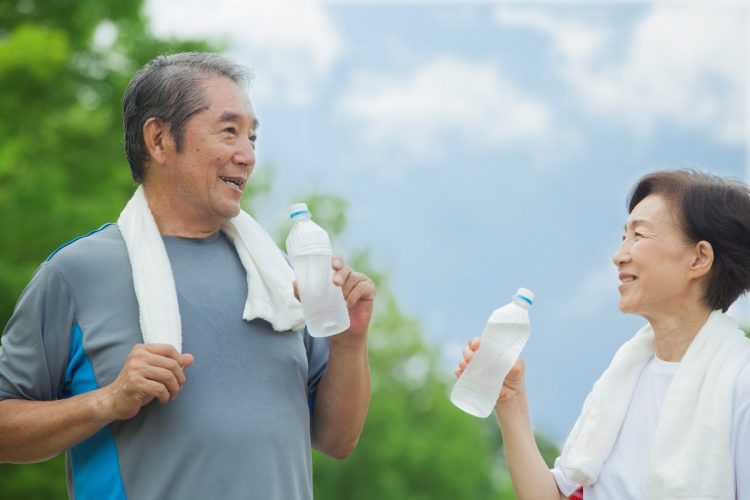大人数の友人を作る必要はない？（写真：イメージマート）