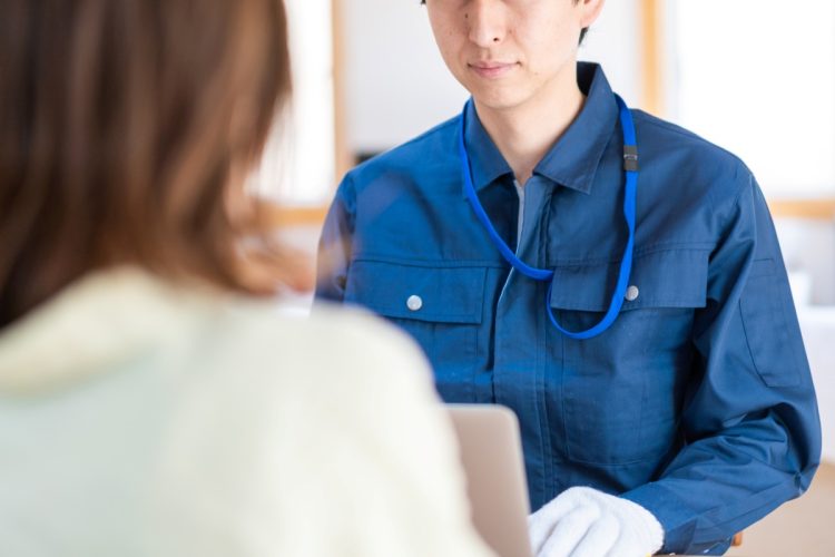 屋根リフォーム詐欺から身を守るためには（写真：イメージマート）