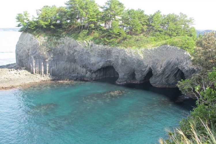 こんなにキレイなところもあるんです！（佐賀県唐津市の七ツ釜）