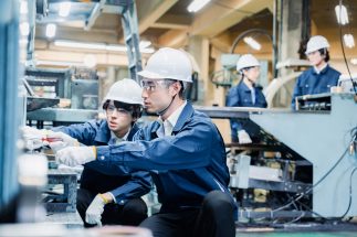 人手不足問題をどう考えるか（写真：イメージマート）