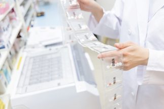 医薬品を国外へ販売するには煩雑な手続きが必要だが…（写真：イメージマート）