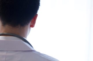 製薬企業との間には高い透明性が求められる（写真：イメージマート）