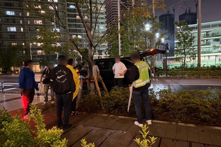「白タク」の運転手に話を聞く晴海フラッグ自警団（10月1日／筆者提供）