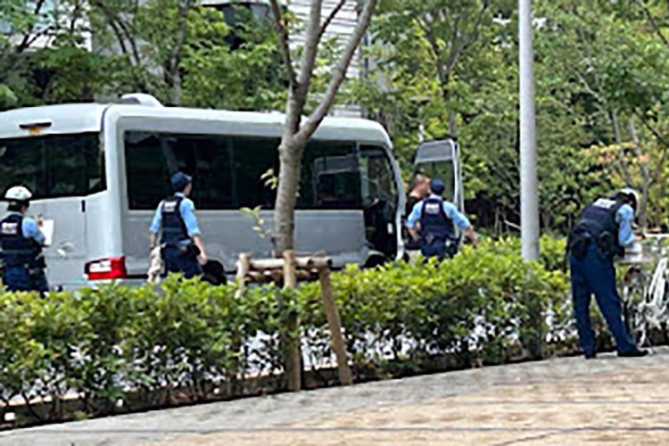 晴海フラッグを巡回していた「白バス」を調べる警察官たち（筆者提供）