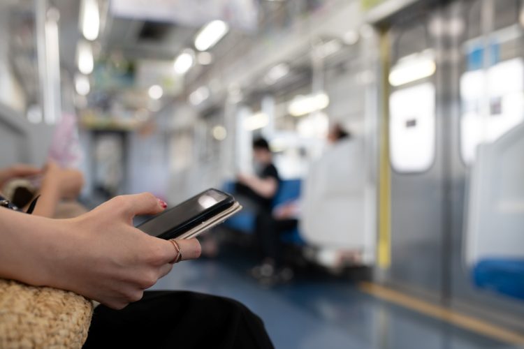 スマホの覗き見はプライバシー侵害になるのか？（写真：イメージマート）