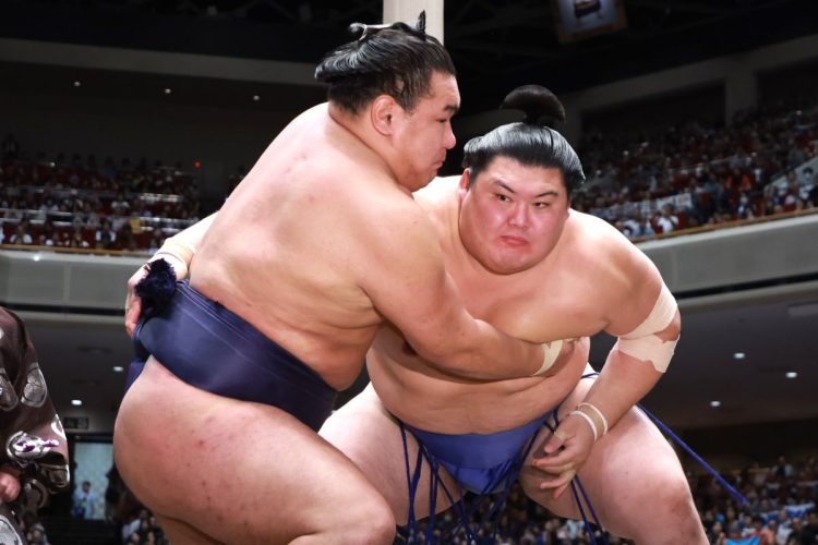秋場所千秋楽の優勝決定戦。給金の面でも横綱2人の明暗を大きく分けた