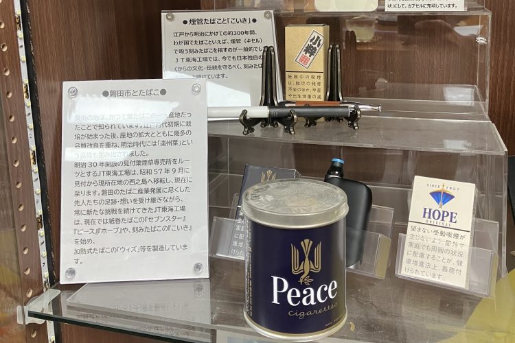 市長室には地元でつくられているものがディスプレイされ、タバコそのうちの一つ