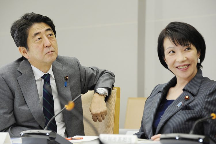 高市早苗氏が目指す“アベノミクス再現”が行き着く先はどうなるか（左から安倍晋三氏、高市早苗氏／時事通信フォト）