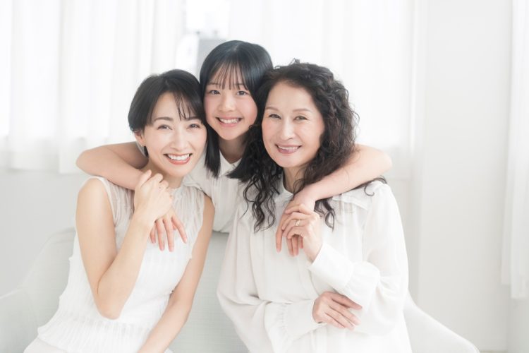 親が認知症になる前に備えておきたい手続きは多い（写真：イメージマート）