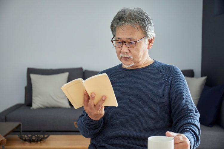 昼間は“秘密基地”で読書や趣味などに没頭するのが理想の定年後か（写真：イメージマート）
