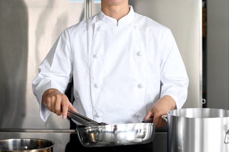 プロの料理人なら料理がうまいのは当然か（イメージ）