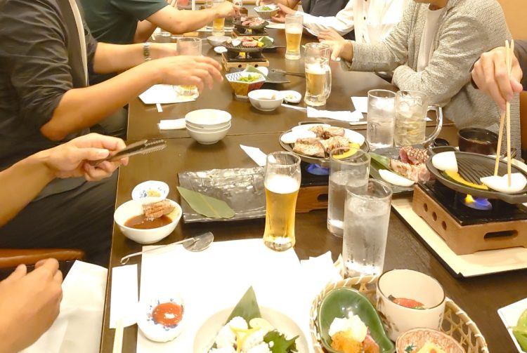 同窓会も「無理して顔を出す必要はない」との指摘も（イメージ）