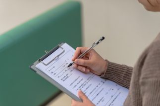 病院の待合室が予想外の光景になっていたという（イメージ）