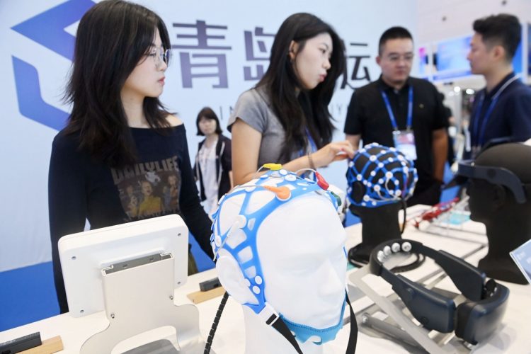 脳活動データを用いて外部機器を動かすBCI技術が中国で急速に発展（山東省青島市。Getty Images）