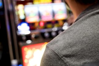 目立たぬように、ひっそりと打つのがスロプロだという（イメージ）