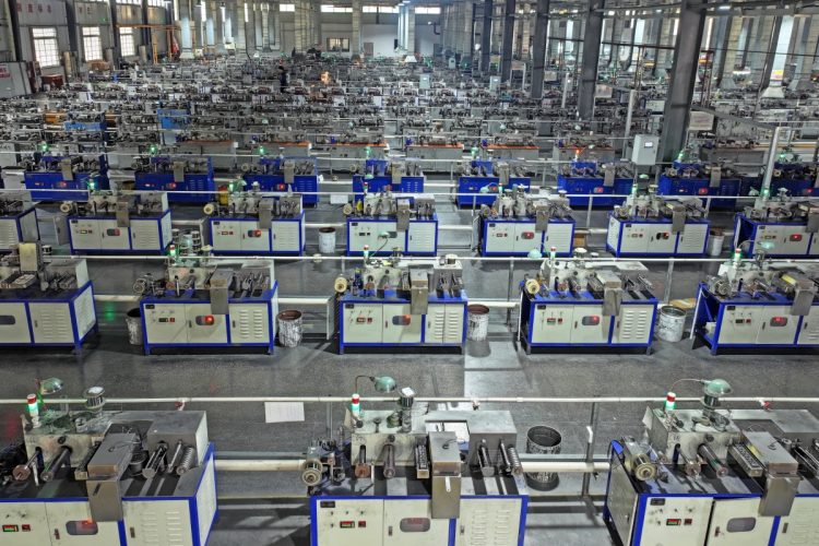 中国のタングステンフィラメントの生産ライン（吉安。Getty Images）