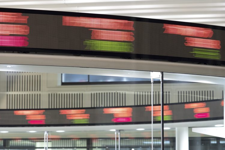 日経平均株価は5万円前後で推移しているが、「この相場でも割安な銘柄はゴロゴロある」と“億り人”なべさんは語る（写真：イメージマート）