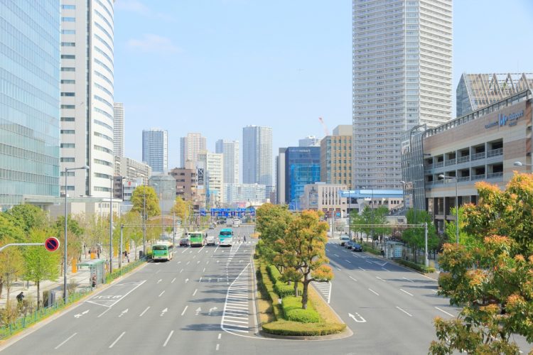 「江東区」で物件価格の高騰が続く背景とは（豊洲・晴海通り。写真：イメージマート）