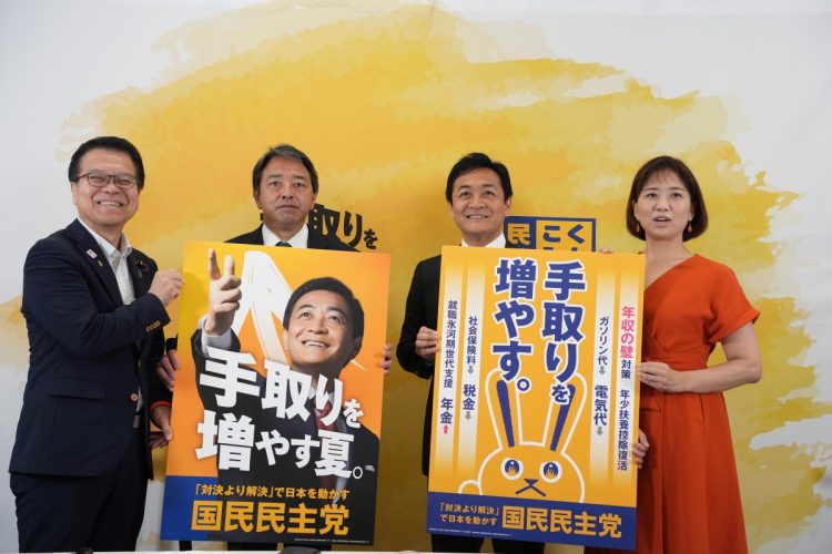 7月の参院選では国民民主党のコミュニケーション戦略を一手に引き受けていた伊藤孝惠・参院議員（右）