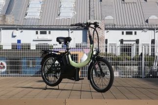 ガッチリとしたU字型フレームは乗り降りの時などにも足を引っかけたりするリスクが低減して安心。デザイン自体もスッキリとして街乗りにもフィット