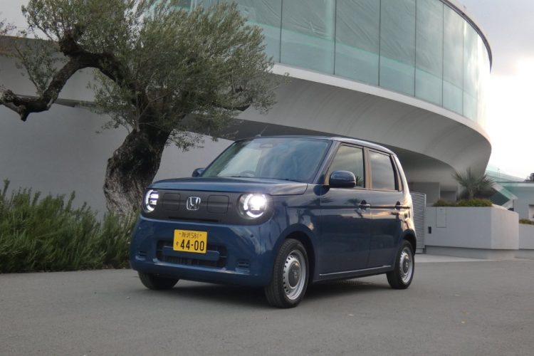 基本デザインはガソリンエンジンモデルを踏襲している「N-ONE e:」。上部が直線的になっている丸型ヘッドライトを備えたフロントマスクでBEVモデルとして個性を演出