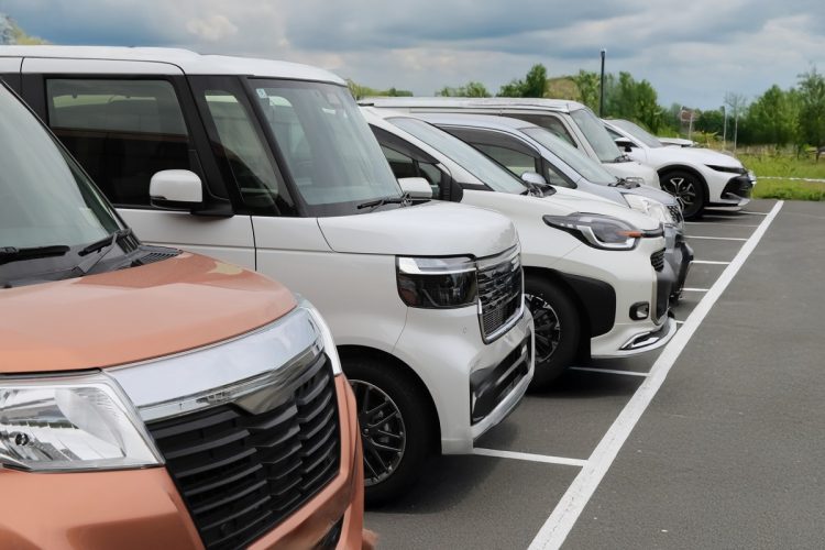 地方都市ではどこに行くにも車が必要になるというが…（イメージ）