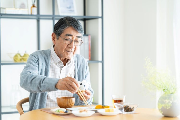 食生活にも気を配りたい（写真：イメージマート）
