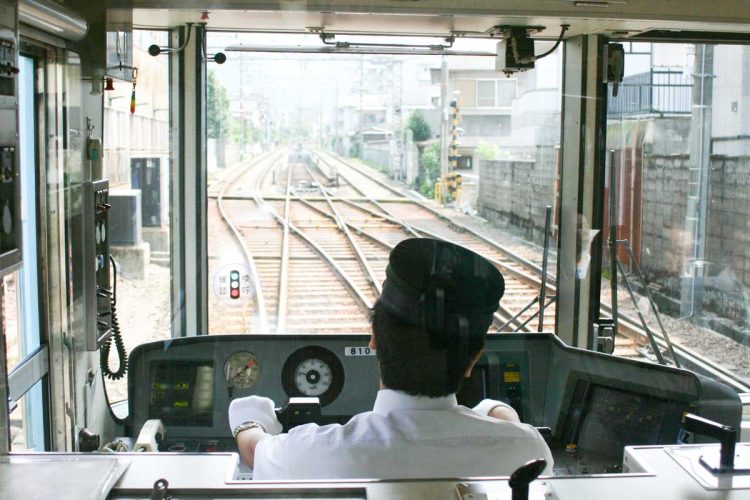 列車ダイヤにしたがって電車を運転する運転士。筆者撮影