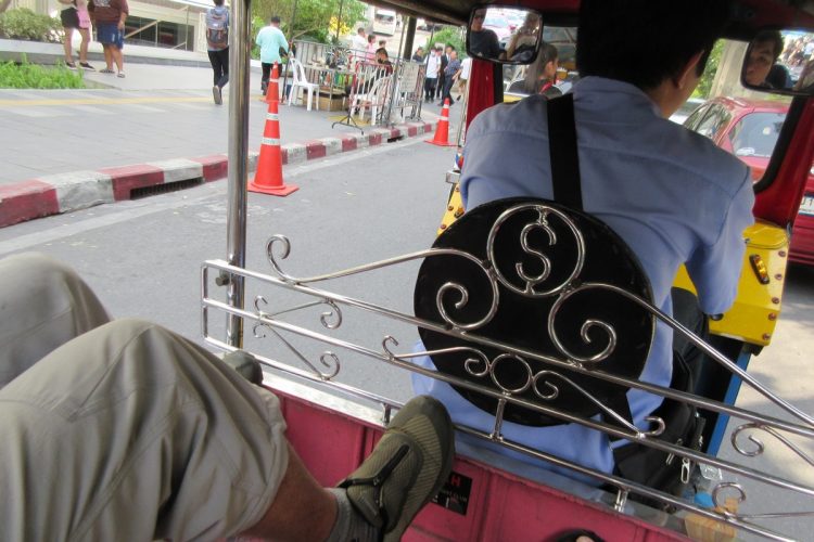 日本人の人気旅行先だったタイ（写真はバンコクのトゥクトゥク）