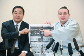 超スピード出世を果たした新大関・安青錦（左は師匠の安治川親方。写真・時事通信フォト）