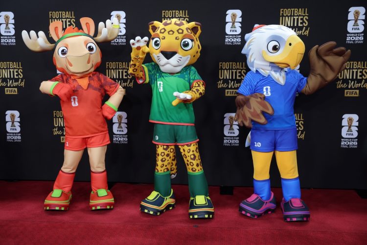 FIFAワールドカップ2026公式抽選会のレッドカーペットに登場した開催3か国の公式マスコット（Getty Images）