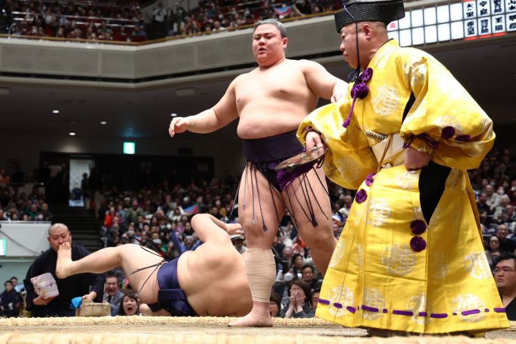 4日目には横綱・大の里を破った義ノ富士（中央、写真・時事通信フォト）