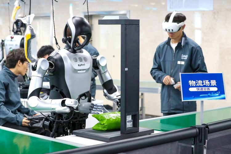 中国では工場で働く従業員としての人型ロボットの利用が始まっている（山東省・青島市。Getty Images）