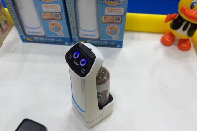 ドリンクも運べるラジコン玩具が大人世代にも大人気（写真：TKSK株式会社提供）