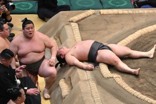 幕下での全勝優勝が懸かった一番に敗れ、天を仰ぐ炎鵬
