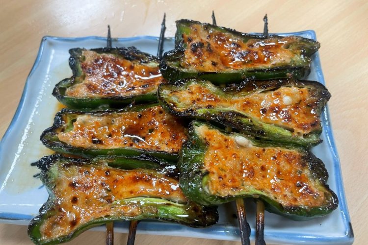 人気メニューの「つみれ」はいわゆるピーマンの肉詰めのこと