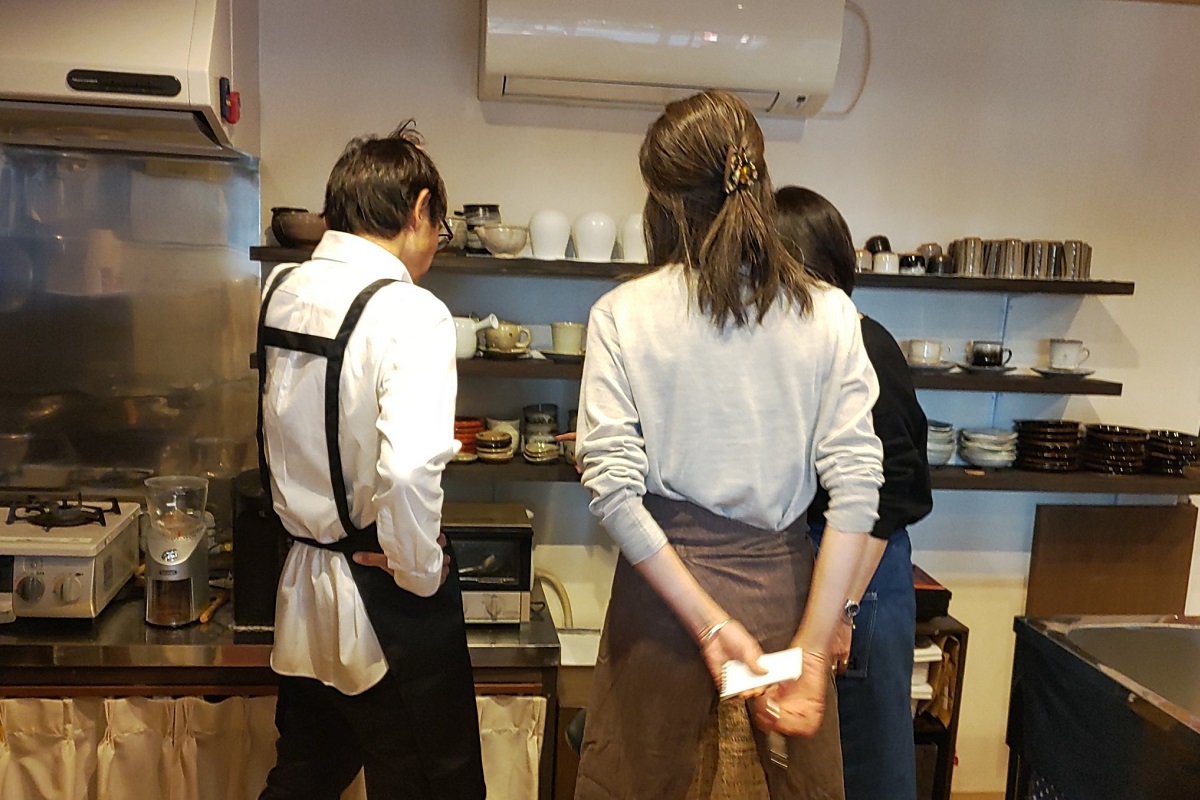Kさんの指導を受ける筆者とMさん