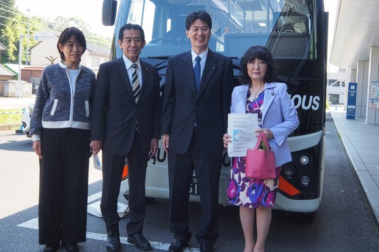 試乗会には大物政治家が（左から自民・堀内詔子氏、自民・逢沢一郎氏、清水一郎・社長、自民・片山さつき氏／伊予鉄グループホームページより）