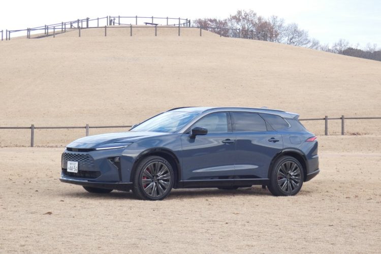 セダン派生のワゴンスタイルではなく、時流に合わせてクロスオーバーSUVとして登場した「クラウン・エステート」。写真はPHEVモデルの『RS』はボディカラーの影響かもしれないが実に落ち着いた“らしい佇まい”