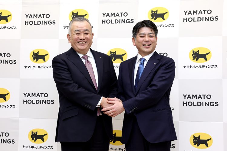 長尾裕氏（左）からバトンを受け継いだ櫻井敏行氏（＝右。写真／AFLO）