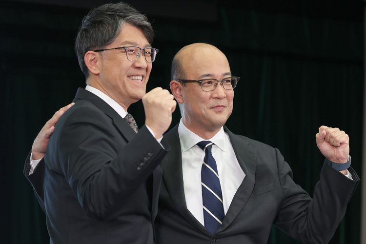 佐藤恒治氏（左）に代わりトヨタの新社長に就任した近健太氏（右）はどんな人物か（時事通信フォト）