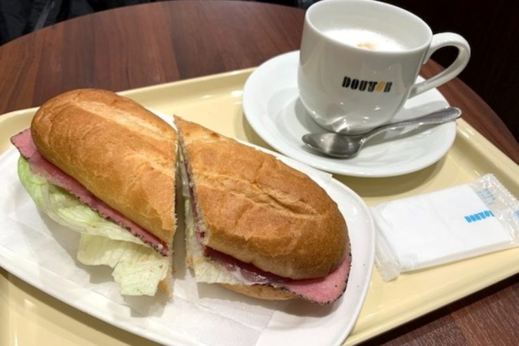 いつの間にか「サンドイッチとドリンク」で1000円以上に