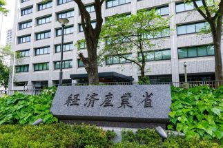 経産省が公表した最新推計は今後の外国人受け入れ政策にも大きな影響を与えかねない