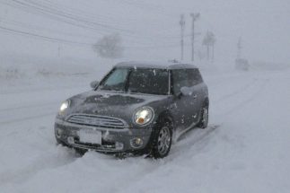 昨年、出たばかりの「シンクロウェザー」を装着して向かったのは豪雪の新潟。前も見えないほどの状況の降雪の中、テストがスタートした