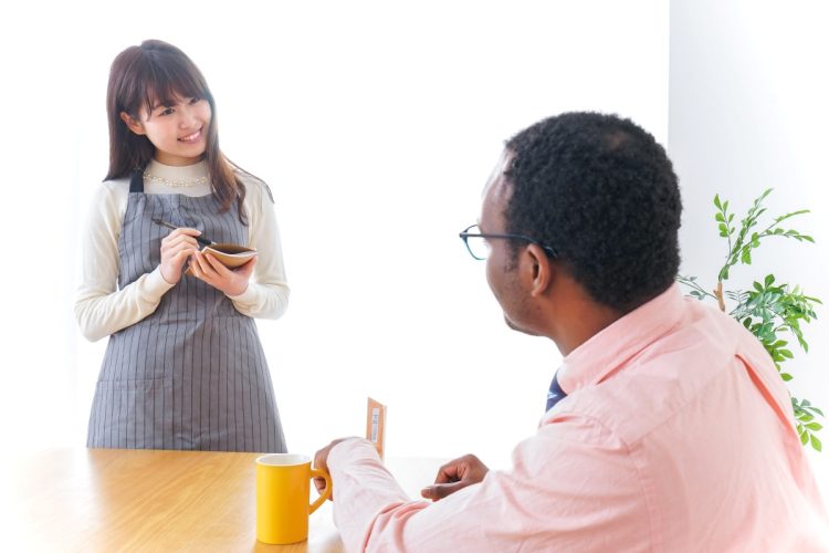 「日本だから日本語で対応するのは当然」という意見をどう考えるか（写真：イメージマート）