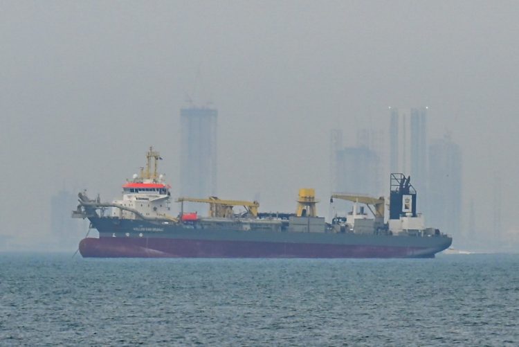 ホルムズ海峡封鎖で原油価格が1バレル＝140ドル程度まで急騰するリスクも指摘されている（UAE沖に停泊する商船。Getty Images）
