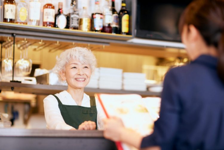 長く働くメリットは多い（写真：イメージマート）