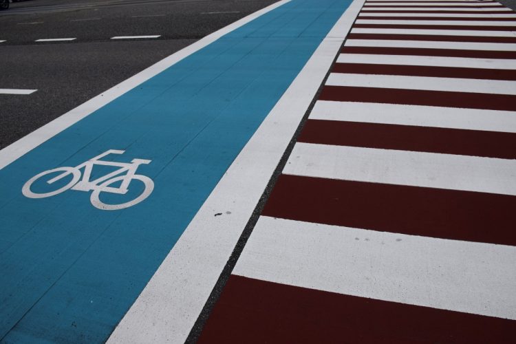 自転車レーンがあればわかりやすいのだが…（イメージ）